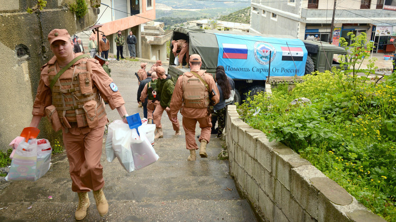 Russische Militärs verteilen humanitäre Hilfe und Medikamente in Syrien