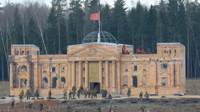 Nachgestellte Erstürmung des Reichstags versammelt in Freizeitpark bei Moskau 7.000 Zuschauer