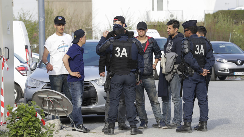 Massenschlägerei unter Flüchtlingen in Calais – Polizei setzt Tränengas ein