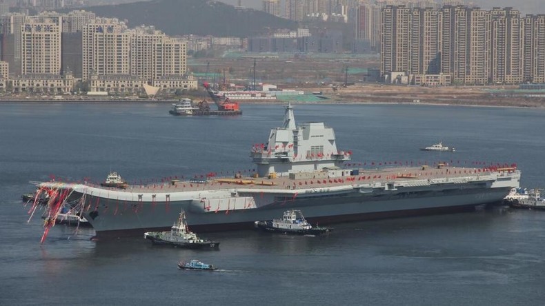 China lässt ersten selbstgebauten Flugzeugträger zu Wasser