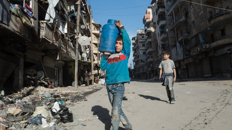Russische Militärs verteilen in Aleppo sechs Tonnen Flaschenwasser