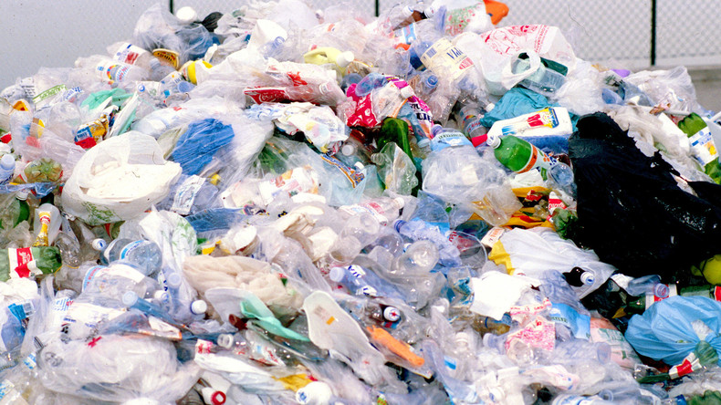 Hoffnung auf Lösung von Umweltproblemen - Raupe Nimmersatt frisst Plastikmüll