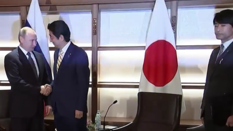 Live: Putin hält gemeinsame Pressekonferenz mit japanischem Premierminister Abe