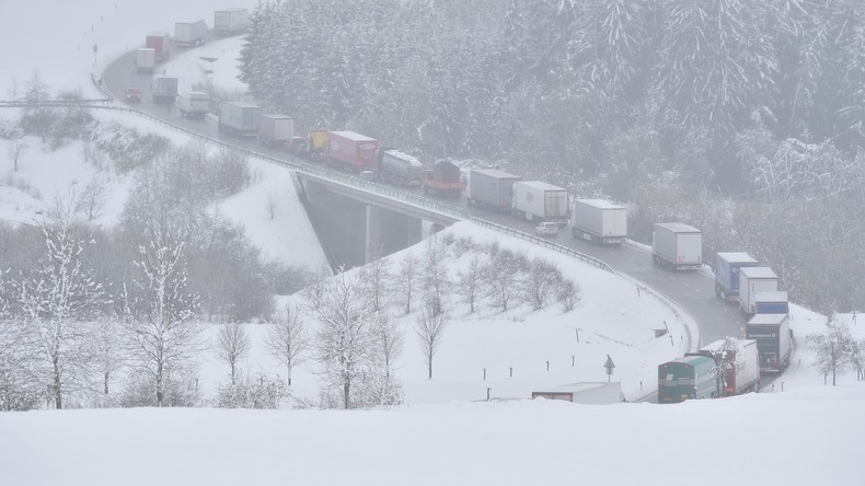 Verkehrschaos und Stromausfall nach Schneefall in Tschechien