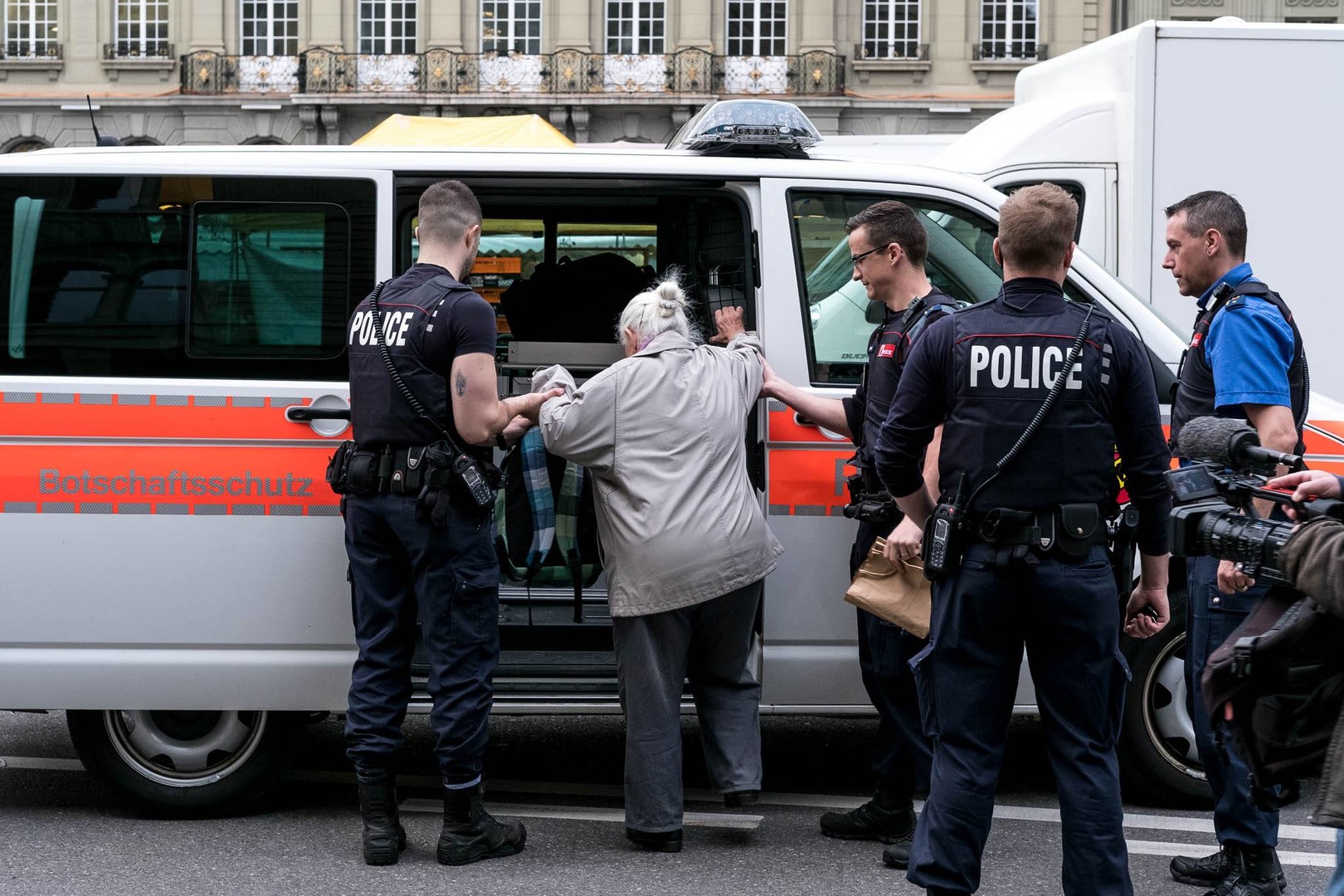 Schweiz: 86-jährige Friedensaktivistin sprayt Nationalbank an und wird verhaftet