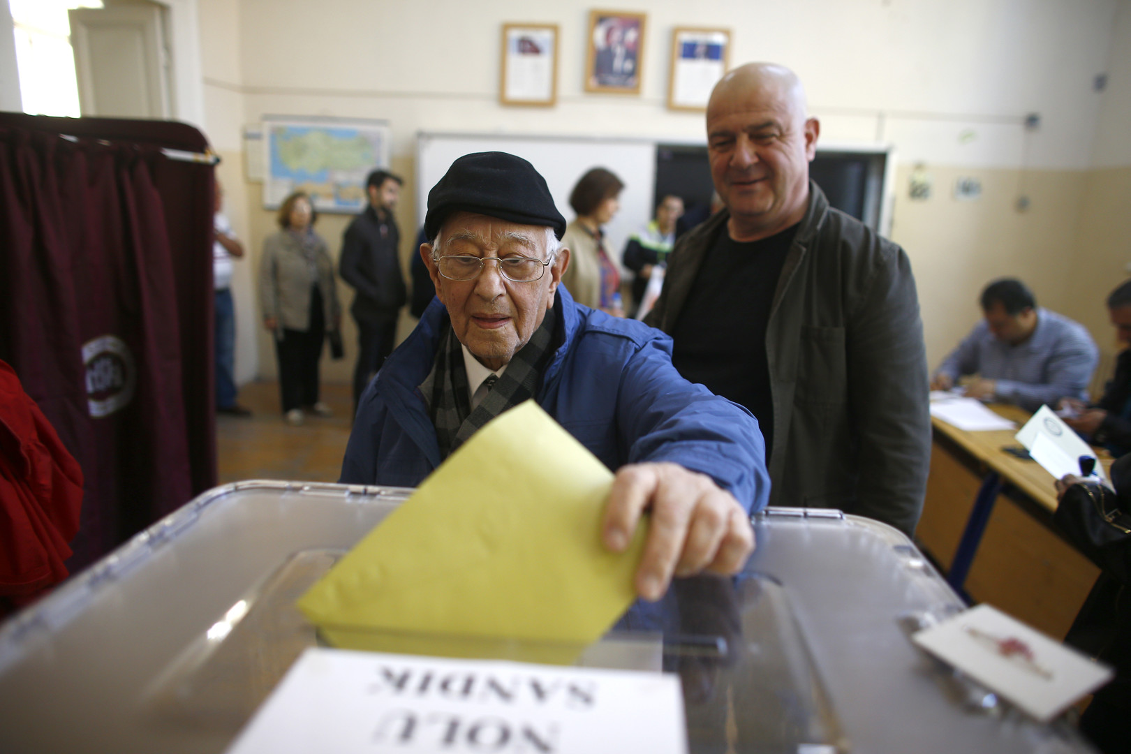 Live-Updates zum Türkei-Referendum - Experte: "Trotz Niederlage in Metropolen Sieg von Ja-Lager"