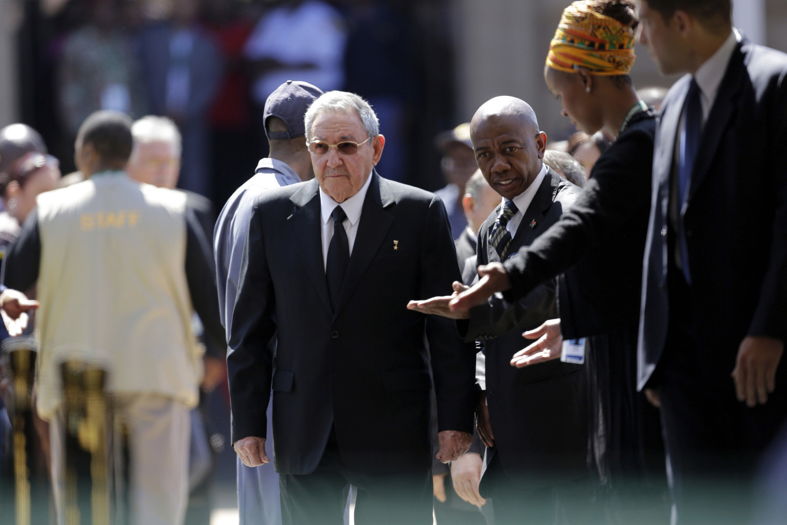 Raúl Castro auf dem Weg zu seiner Ansprache im Rahmen des Staatsbegräbnisses für Nelson Mandela in Pretoria, 12. Dezember 2013