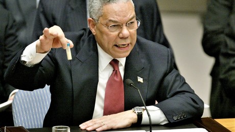 US-Außenminister Colin Powell präsentiert am 5.2.2003 vor dem Weltsicherheitsrat in New York ein Röhrchen mit weißem Pulver, das angeblich Antrax-Erreger enthält. 
