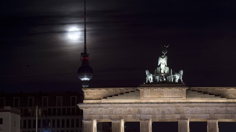 Brandenburger Tor nach Anschlag in Stockholm in schwedischen Nationalfarben nicht beleuchtet