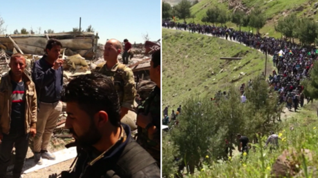 Links: US-Soldaten lassen sich von kurdischen Militärs die Schäden nach türkischen Luftangriffen zeigen. Rechts: Hunderte Kurden protestieren gegen türkische Luftangriffe.