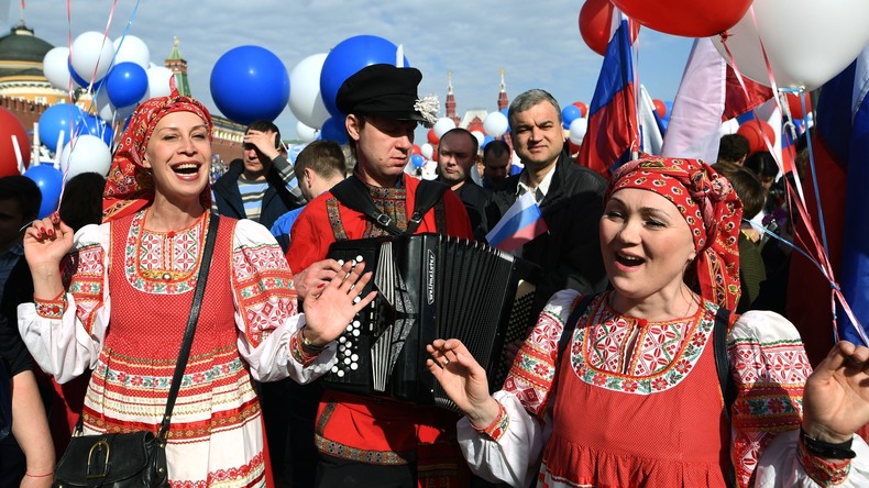 Gewerkschaften versammeln 130.000 Menschen zu Mai-Demo in Moskau