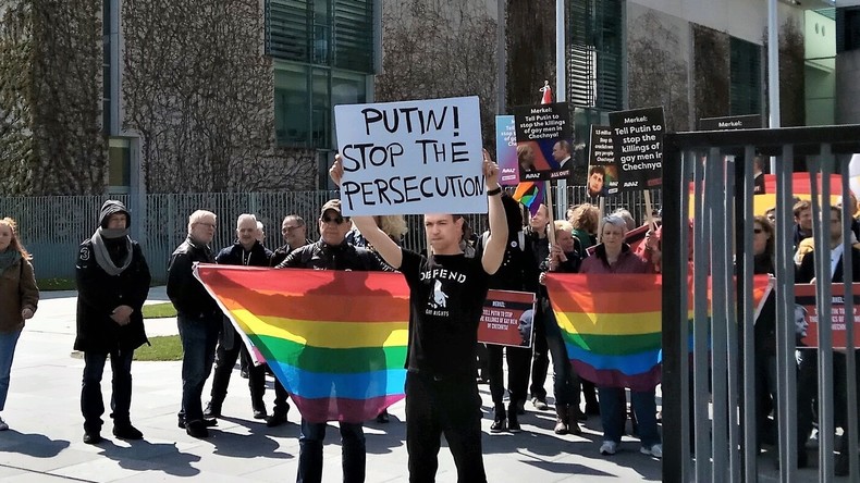 LGBT-Aktionsbündnis hält Mahnwache wegen mutmaßlichen Menschenrechtsverletzungen in Tschetschenien