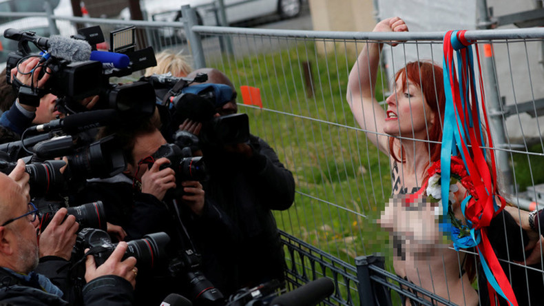 Feministische Aktivistinnen protestieren "Oben ohne" gegen Marine Le Pen