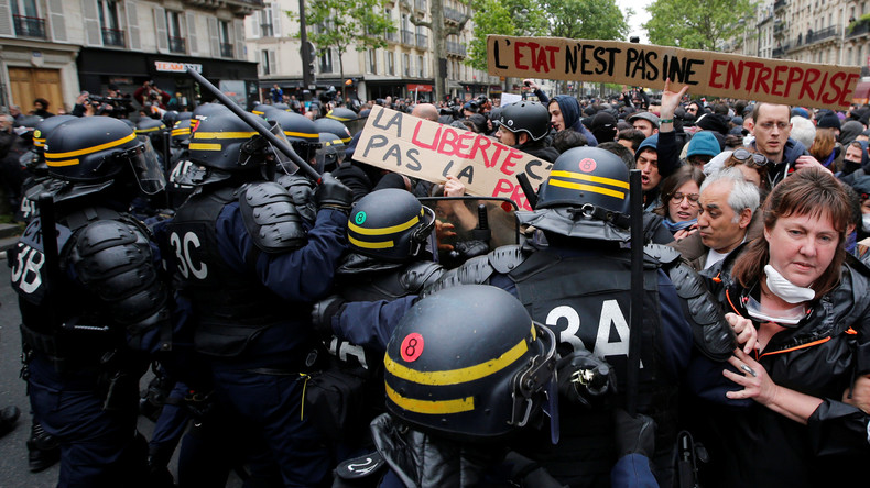 Frankreich nach der Wahl: RT-Korrespondentin bei Protesten festgenommen