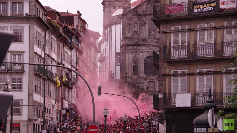Von Lissabon nach Wladiwostok: Queima das Fitas in Porto, Portugal