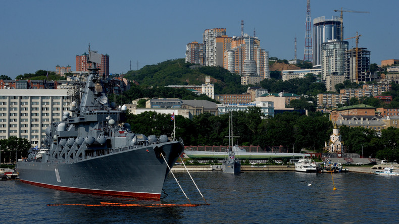 Russischer Kreuzer Warjag übt mit Singapurer Fregatte Supreme