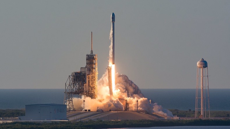 SpaceX-Rakete schickt Satelliten zur Internet-Versorgung von Flugzeugen und Schiffen ins All