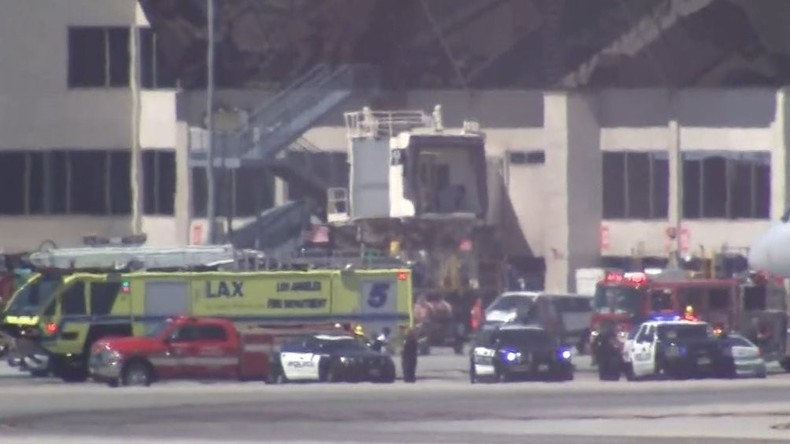 Passagierjet rammt Fahrzeug auf Flughafen L.A. - Acht Verletzte