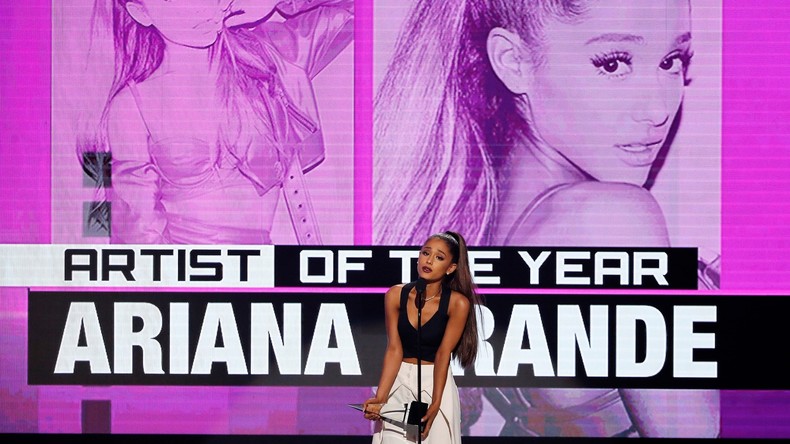 Ariana Grande bekommt den Preis in Los Angeles