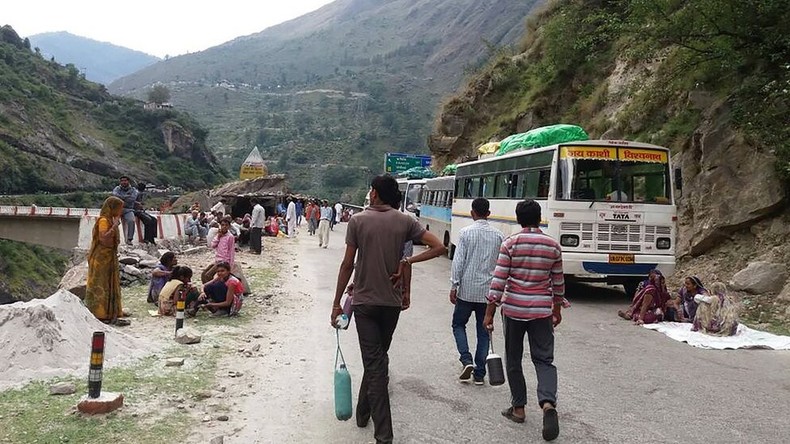 Mindestens 20 Hindu-Pilger sterben bei Busunfall in Indien