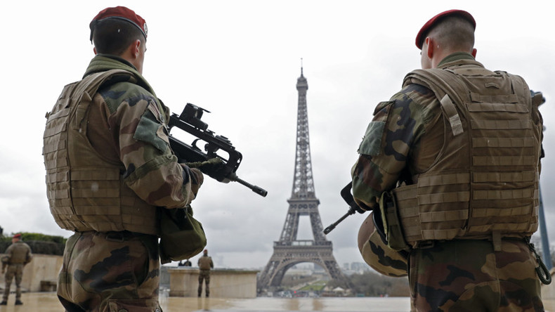 Frankreich verlängert Ausnahmezustand um weitere sechs Monate und verschärft Sicherheitsgesetze