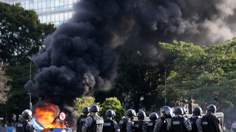 Schwere Proteste in Brasilien: Demonstranten legen Feuer - Ministerium evakuiert