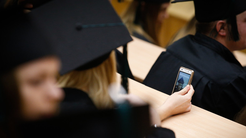 "Hübsch dekolletierte" junge Frauen erwünscht - Belgische Uni verleiht Diplome