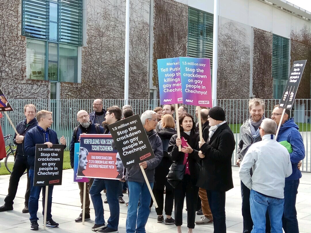 LGBT-Aktionsbündnis hält Mahnwache wegen mutmaßlichen Menschenrechtsverletzungen in Tschetschenien