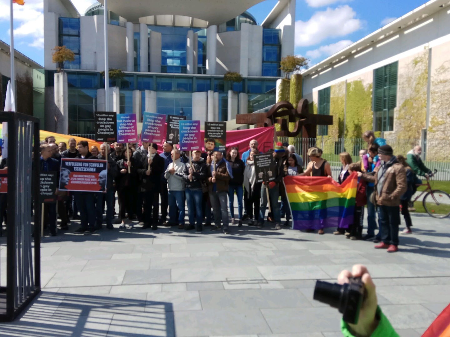 LGBT-Aktionsbündnis hält Mahnwache wegen mutmaßlichen Menschenrechtsverletzungen in Tschetschenien