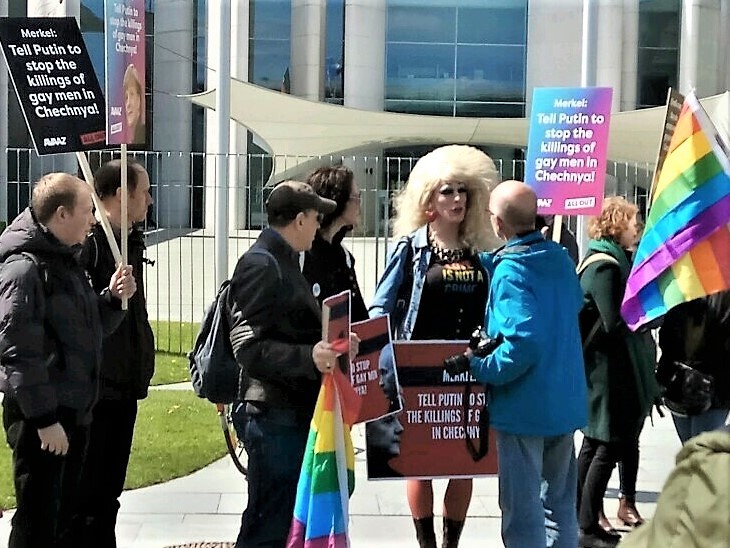 LGBT-Aktionsbündnis hält Mahnwache wegen mutmaßlichen Menschenrechtsverletzungen in Tschetschenien