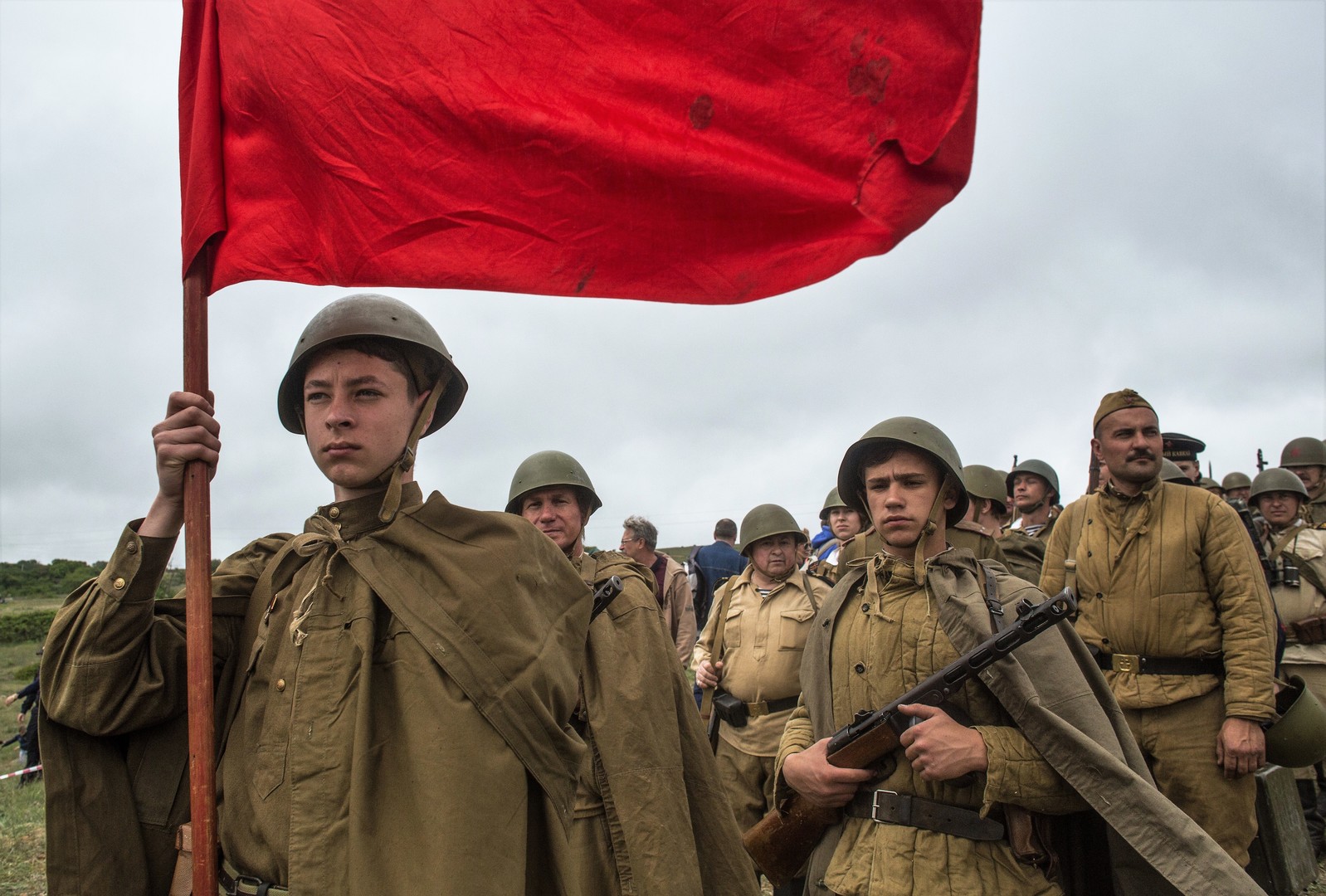Siegesparade und Unsterbliches Regiment: Staatstreuer Militarismus oder aufrichtiges Gedenken?