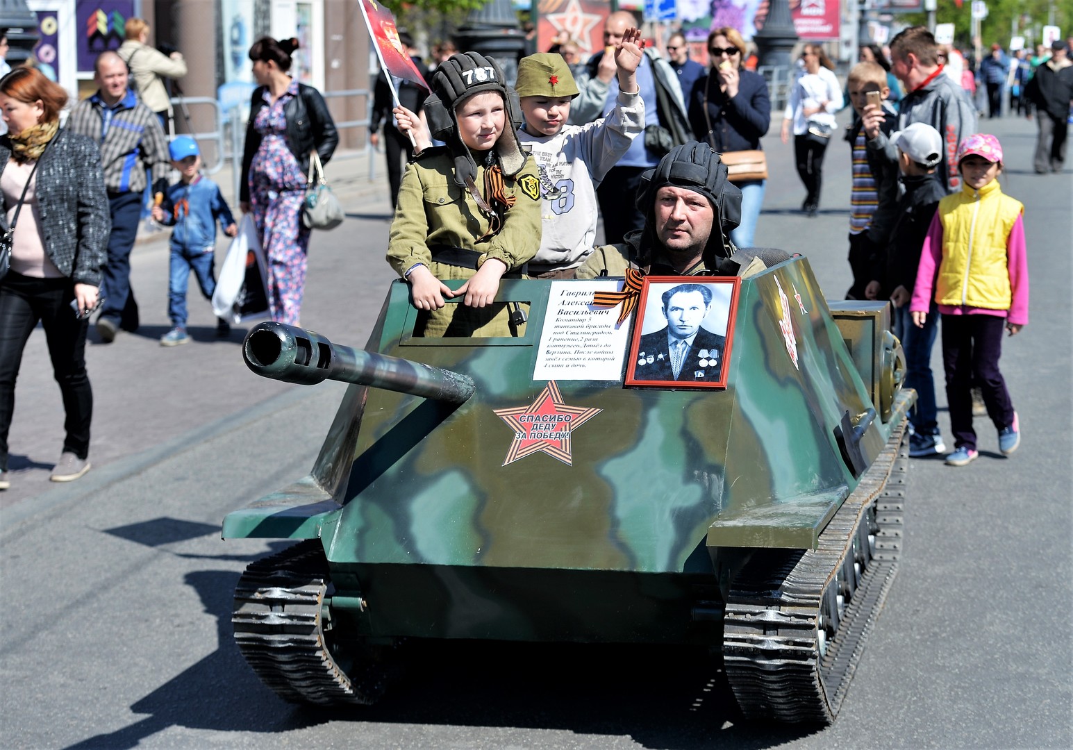 Siegesparade und Unsterbliches Regiment: Staatstreuer Militarismus oder aufrichtiges Gedenken?