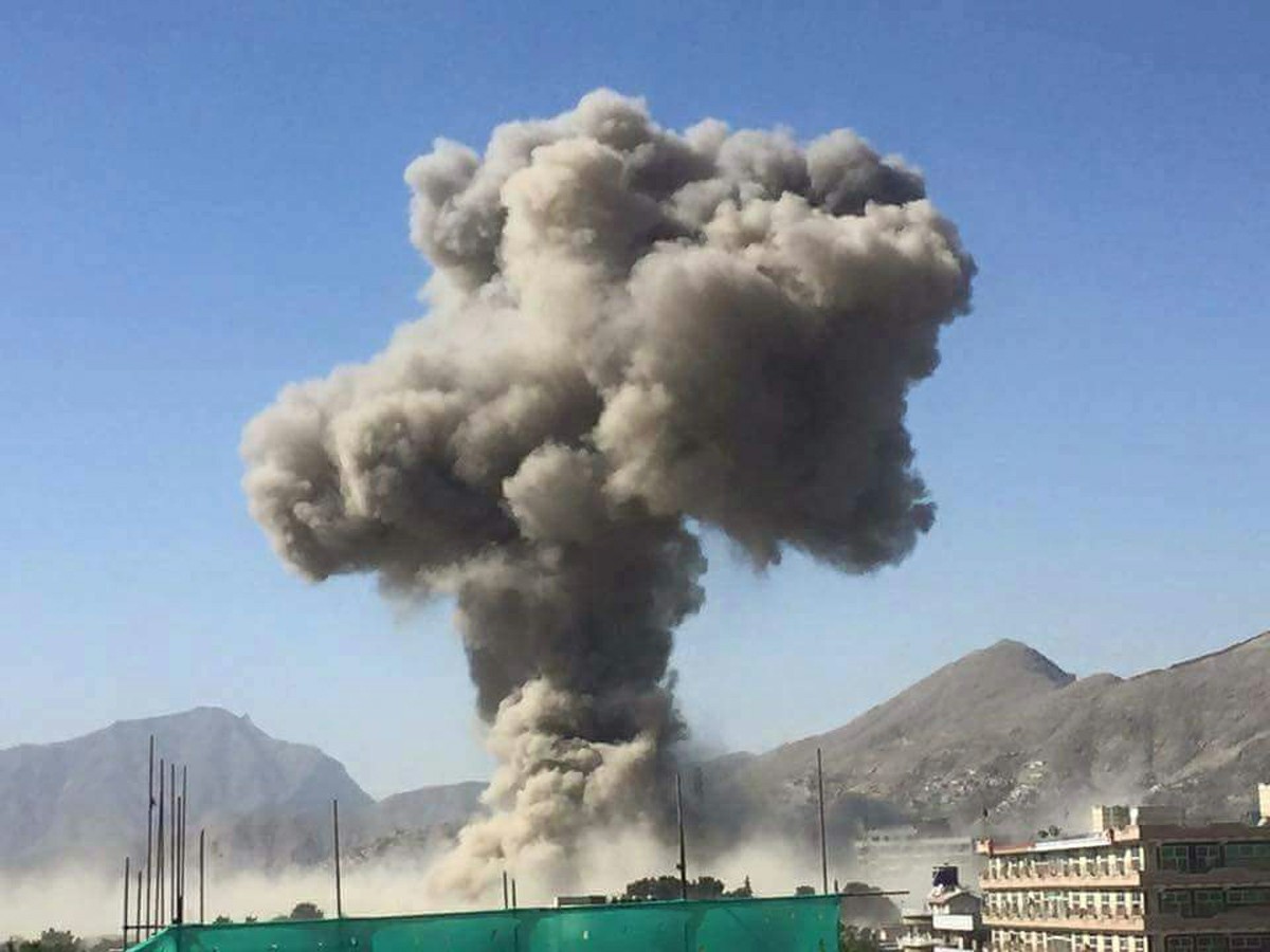 Erste Bilder nach dem Anschlag Kabuls und der stark beschädigten deutschen Botschaft