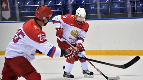 Eishockey präsidial: Wladimir Putin mit Ski-Legende Killy beim Training in Sotschi
