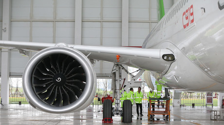Chinas selbst entwickelter Passagierjet absolviert seinen ersten Flug