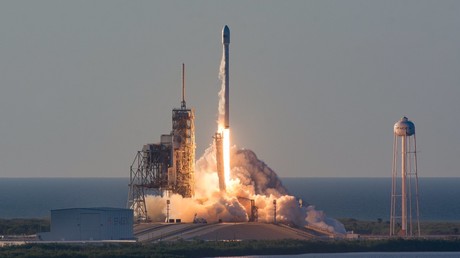 SpaceX-Rakete schickt Satelliten zur Internet-Versorgung von Flugzeugen und Schiffen ins All