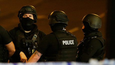 RT Deutsch überträgt live aus Manchester außerhalb der Polizeihauptzentrale