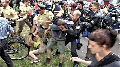 Über den Polizeieinsatz empört: Massenproteste gegen die Abschiebung eines 20-Jährigen Afghanen