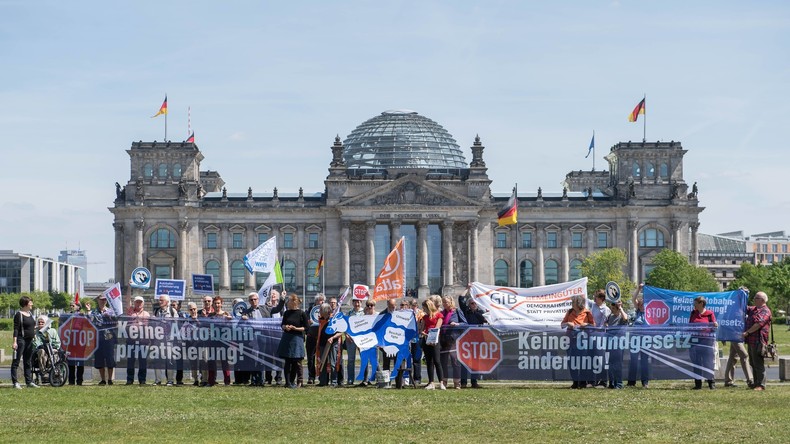 Autobahn-Privatisierung: Bundestag stimmt heute im Schnellverfahren über Grundgesetzänderung ab