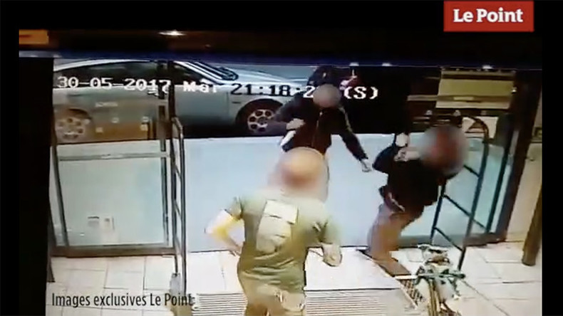 Schockierendes Video aus Paris: Mann in muslimischem Gewand sticht mit Messer auf Bierkäufer ein