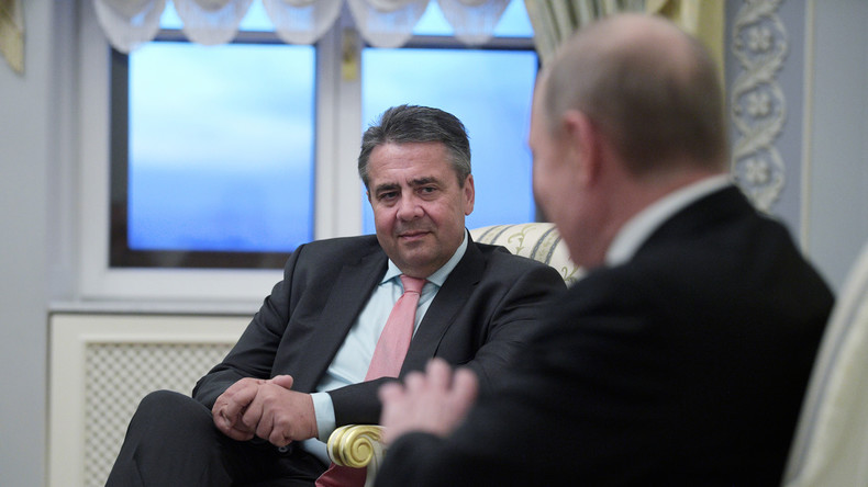 Wladimir Putin diniert mit Sigmar Gabriel und Gerhard Schröder in Petersburger Residenz