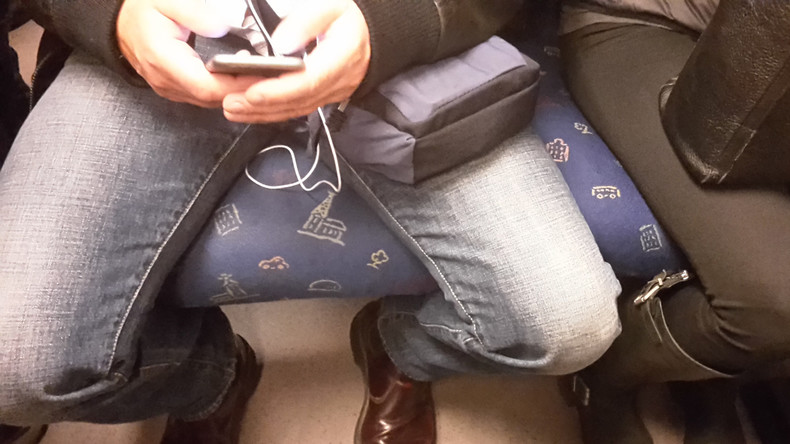 Madrid verbietet "Manspreading" im öffentlichen Verkehr