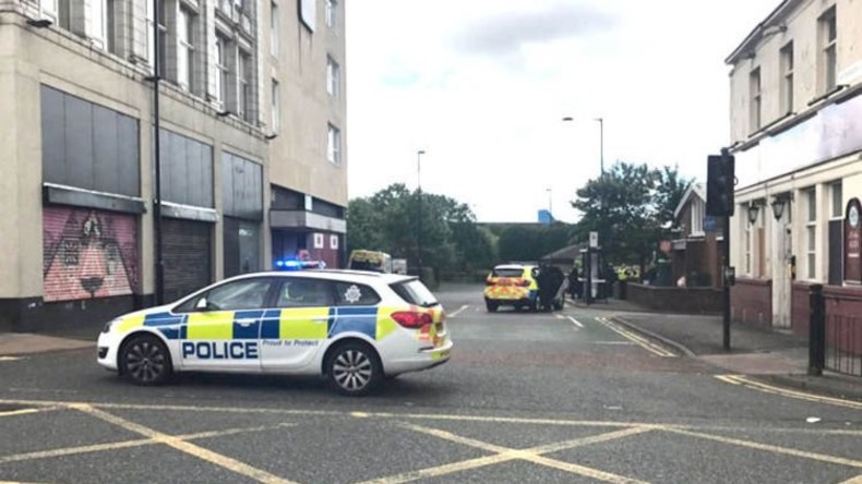 Mit Messer bewaffneter Mann nimmt Geiseln in Newcastle – Situation unter Kontrolle