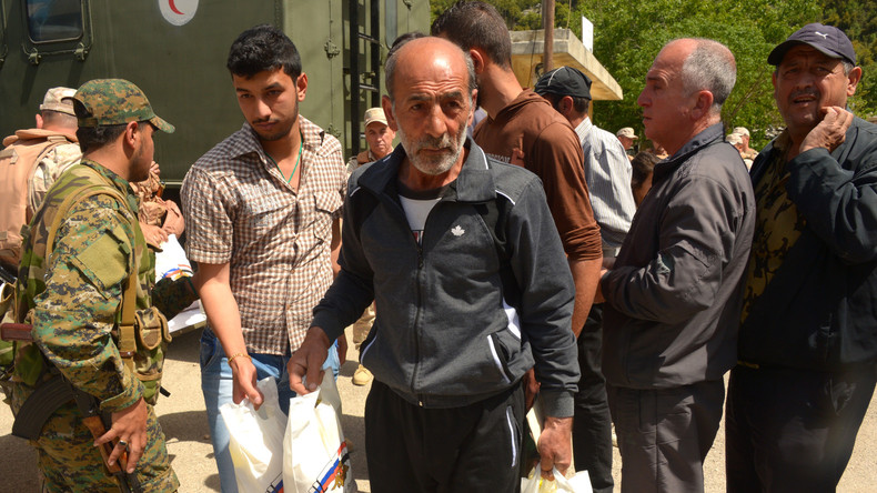 Russische Militärs überreichen humanitäre Hilfe an Kriegsinvaliden in Latakia