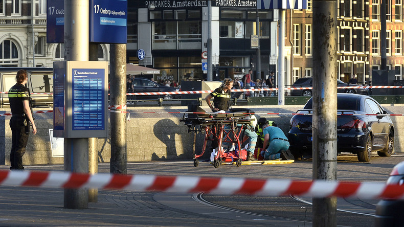 Auto verletzt acht Menschen vor Amsterdamer Hauptbahnhof