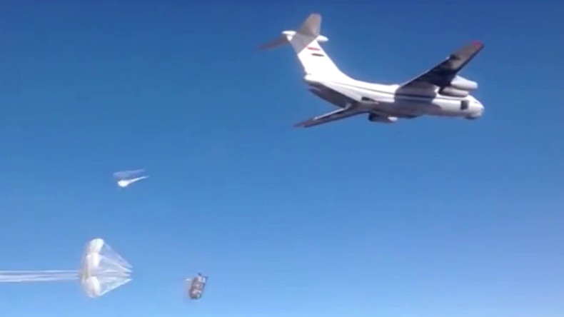 Syrische Luftwaffe wirft 20 Tonnen Hilfsgüter über Deir ez-Zor ab