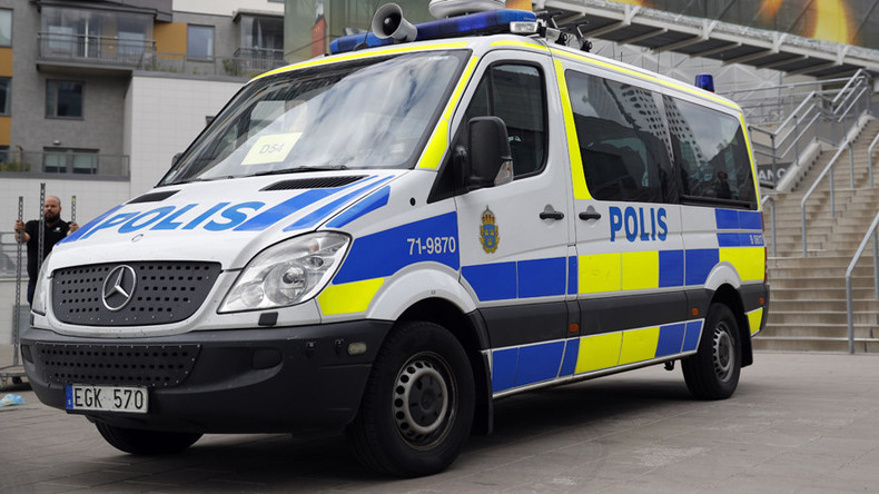 Stockholm: Fahrer lenkt Laster in Autos, ein Verletzter (FOTO, VIDEO)