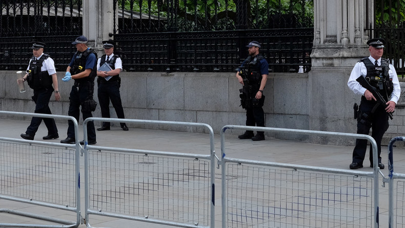 Panik in Westminster- Parlament wegen Messer abgeriegelt