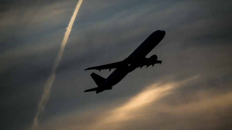 Blitz trifft Flugzeug in Istanbul – Maschine kehrt zum Flughafen zurück