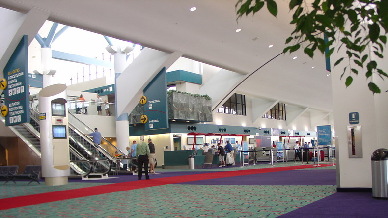 Flughafen im US-Bundesstaat Michigan nach Messerattacke auf Polizisten evakuiert
